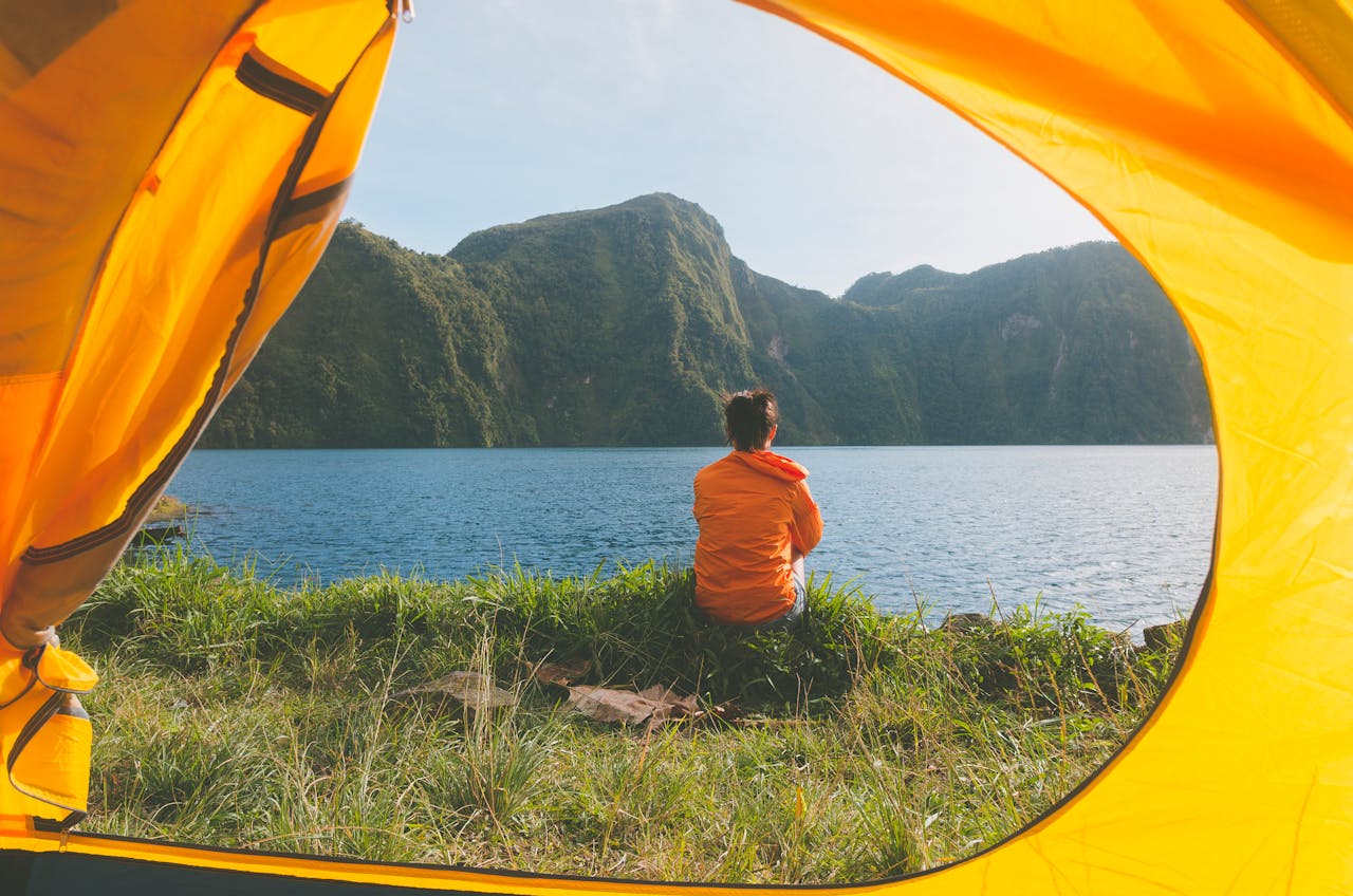 Peut-on camper gratuitement au bord d’un lac en France ?